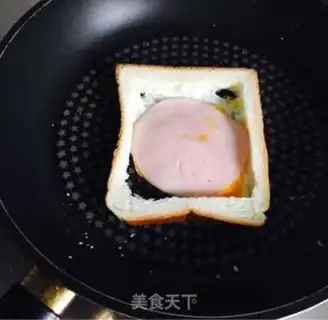 Make Ham egg toast box step 3