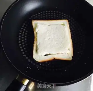 Make Ham egg toast box step 4