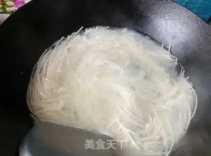 Make Sweet egg and vegetable noodles step 1