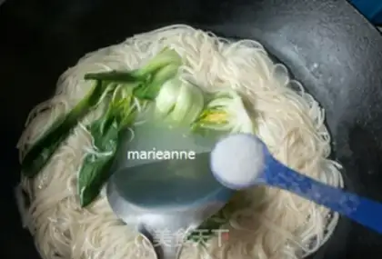 Make Sweet egg and vegetable noodles step 7