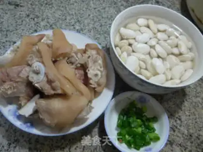 Make White bean pig hoof soup step 0