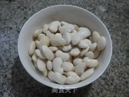 Make White bean pig hoof soup step 1