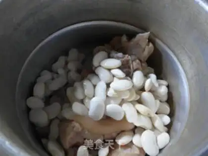Make White bean pig hoof soup step 2