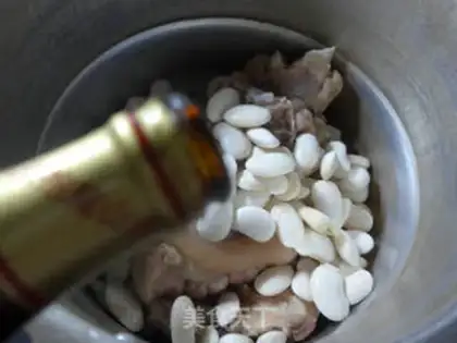 Make White bean pig hoof soup step 3
