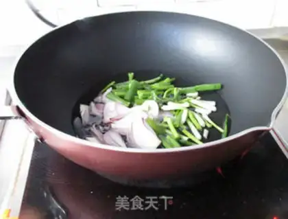 Make Fry onion omelet step 1