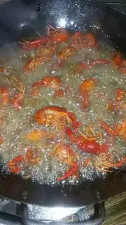 Make Spicy lobster step 1