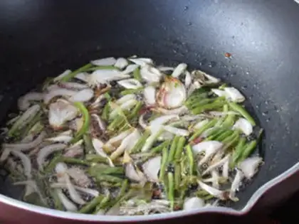 Make Fry onion omelet step 2