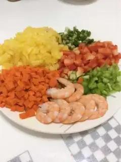 Make Shrimp eggs and pineapple fried rice step 2