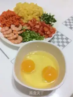 Make Shrimp eggs and pineapple fried rice step 3