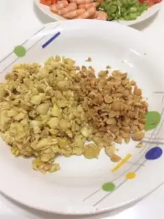 Make Shrimp eggs and pineapple fried rice step 4