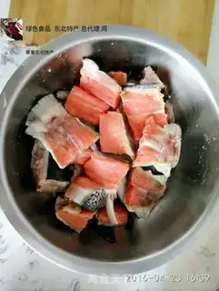 Make Red-hot salmon with fish tails step 1