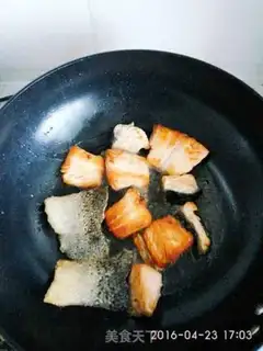 Make Red-hot salmon with fish tails step 4