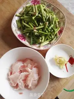 Make Garlic fried meat step 1