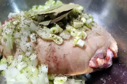 Make Beer and roast pork elbows step 1
