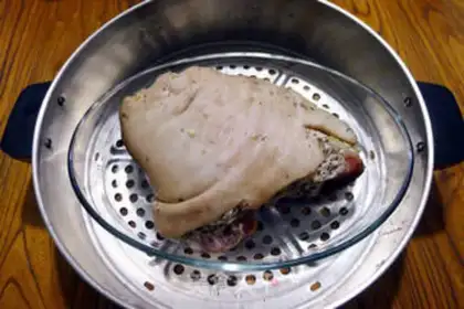 Make Beer and roast pork elbows step 3