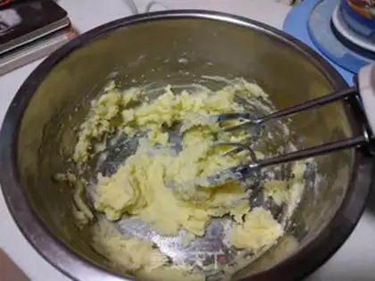 Make Roman shield cookies step 1