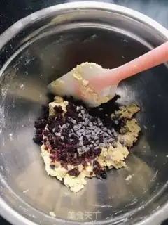 Make A cranberry chocolate cup step 4