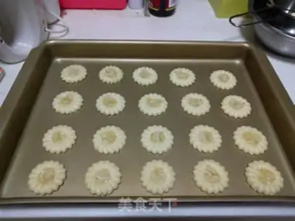 Make Roman shield cookies step 15