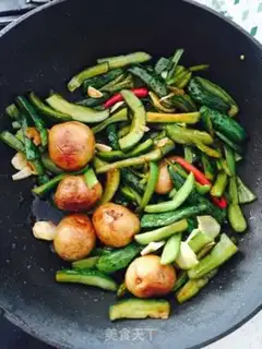 Make cucumber peppers, potato pickles step 4