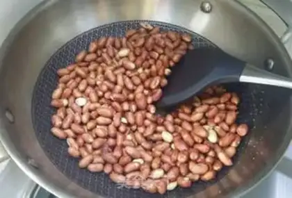 Make Spicy sesame peanuts step 0