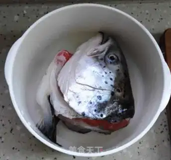 Make Clear the salmon head step 0