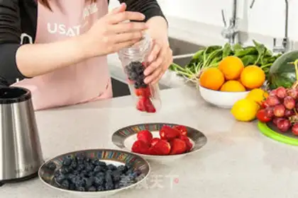 Make Lemonade, berries, silk-skiing milkshake step 1