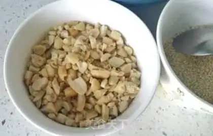 Make Spicy sesame peanuts step 3