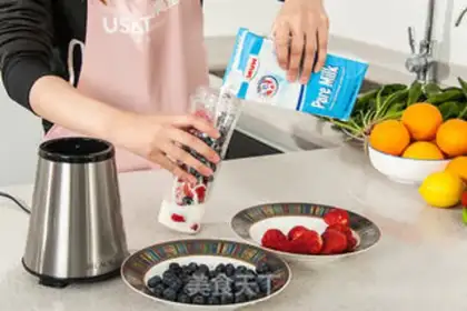 Make Lemonade, berries, silk-skiing milkshake step 2