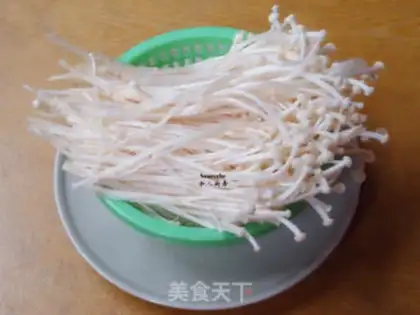 Make Ham rolls of golden needle mushrooms step 2
