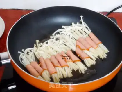 Make Ham rolls of golden needle mushrooms step 5