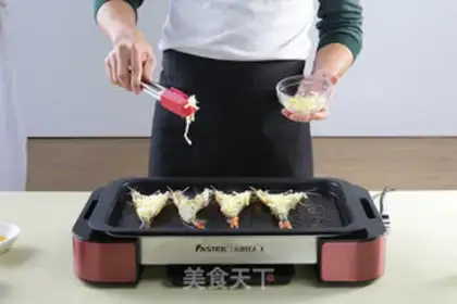 Make Cheese and shrimp and salad step 1