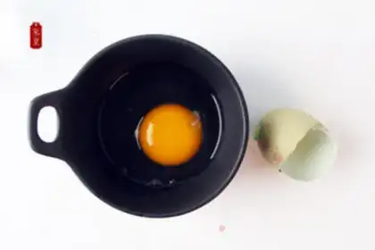 Make Eggs step 1