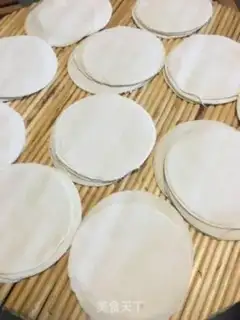 Make Powdered rice with mushroom pork step 1