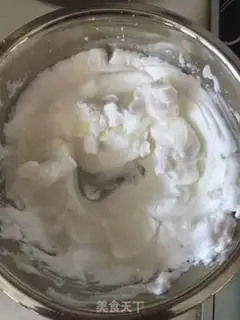 Make Eight-inch strawberry durian naked cake step 2