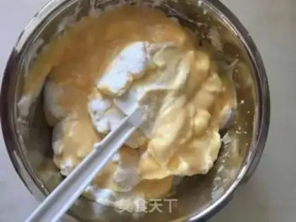 Make Eight-inch strawberry durian naked cake step 3