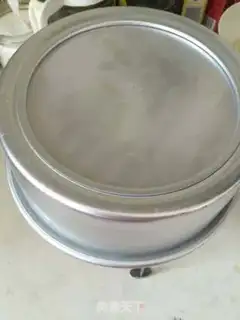 Make Eight-inch strawberry durian naked cake step 6