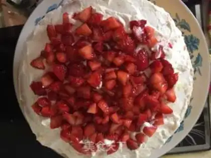 Make Eight-inch strawberry durian naked cake step 12