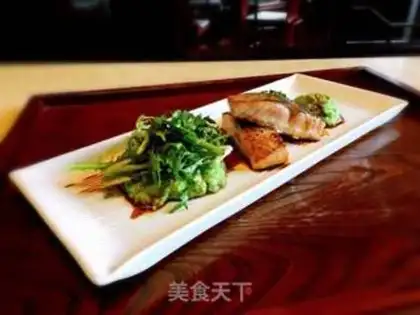 Make A salmon with red juice step 18