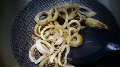 Make Black pepper three-coloured squid step 9