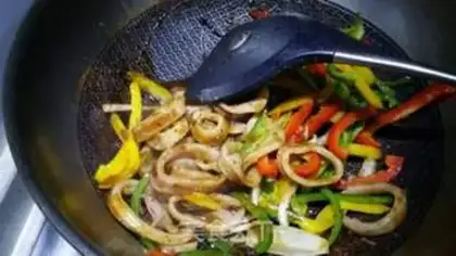 Make Black pepper three-coloured squid step 11
