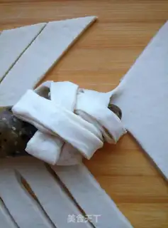 Make Five packs of crocodile bread step 4