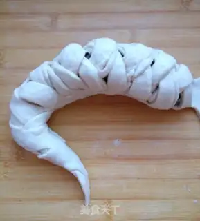 Make Five packs of crocodile bread step 5