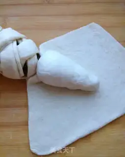 Make Five packs of crocodile bread step 6