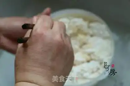 Make Tomato eggs and noodles step 2
