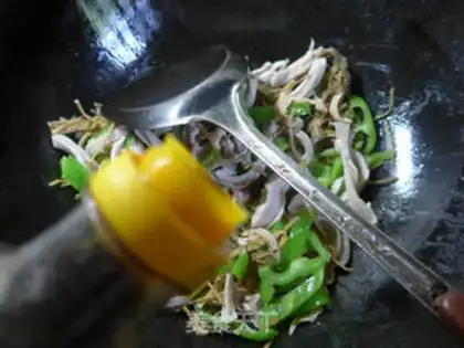 Make Scrambled peppers and pork dumplings step 4
