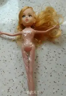 Make Barbie dolls flipping candy cake step 9