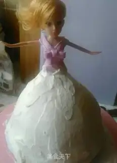 Make Barbie dolls flipping candy cake step 14