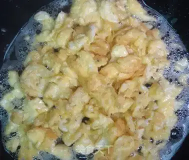 Make Cucumber ham and egg fried rice step 1