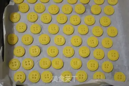 Make Button cookies step 7