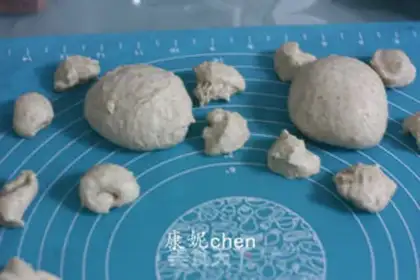 Make A tortoise bread step 2